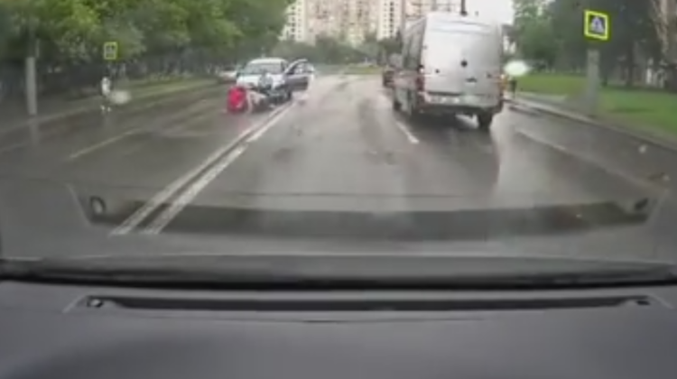 VIDEO Trei dintr-o lovitură! Momentul în care un șofer lovește în plin câțiva pietoni pe zebră la Buiucani