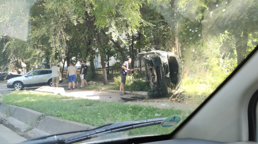 FOTO Accident groaznic în Capitală! O mașină a ajuns cu roțile în sus pe contrasens după impact