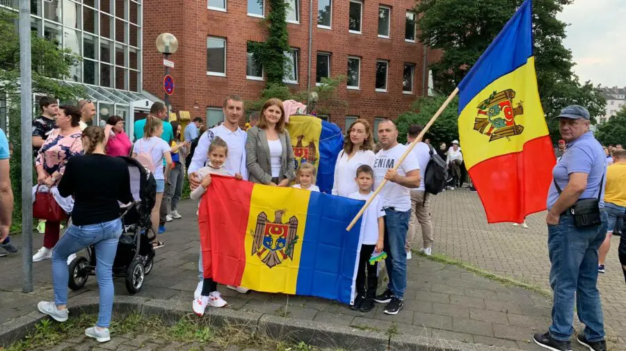 VIDEO „Toarnă, nea Costică”, a răsunat la o secție de votare din Germania! Moldovenii, prinși într-o horă
