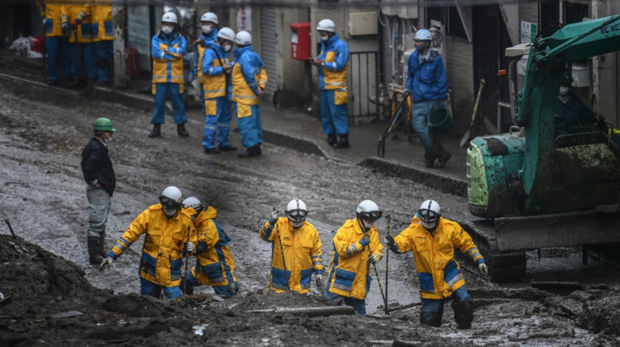 Imagini CATASTROFALE! Salvatorii din JAPONIA îndepărtează noroiul pentru a CĂUTA supraviețuitori