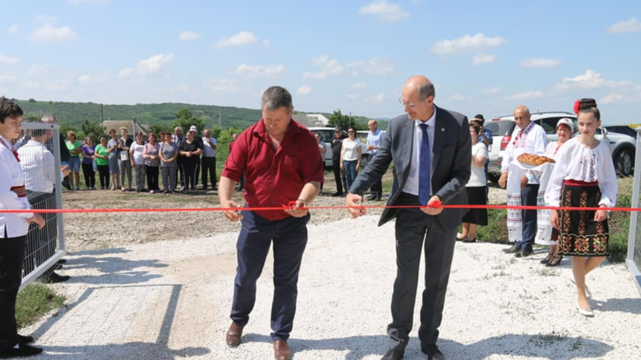 FOTO ZECE ani de muncă încununați cu SUCCES. Locuitorii satului SĂRĂȚICA NOUĂ vor avea, în sfârșit, apă și canalizare