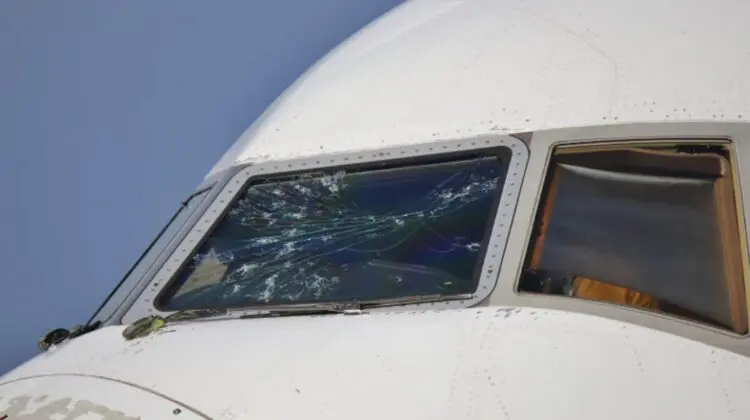 FOTO Un avion Emirates a fost găurit de grindină. A aterizat de urgență!
