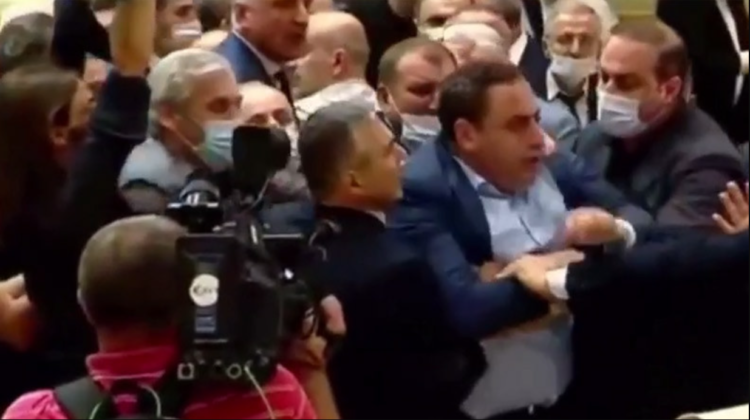 VIDEO Deputații din Parlamentul Georgiei s-au luat la bătaie. Protestatarii cer demisia Guvernului georgian