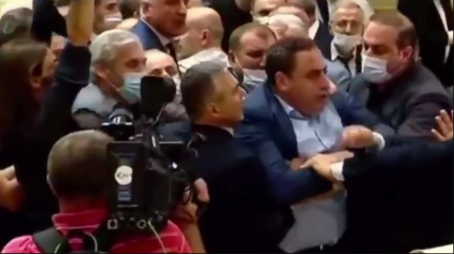 VIDEO Deputații din Parlamentul Georgiei s-au luat la bătaie. Protestatarii cer demisia Guvernului georgian