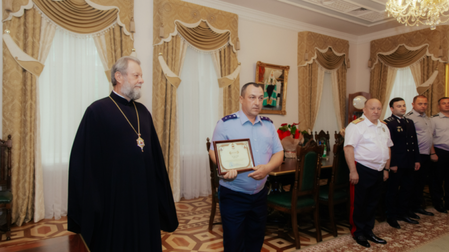 FOTO, VIDEO Mitropolia Moldovei, în vizită la Poliția de Frontieră! A oferit și… distincții bisericești