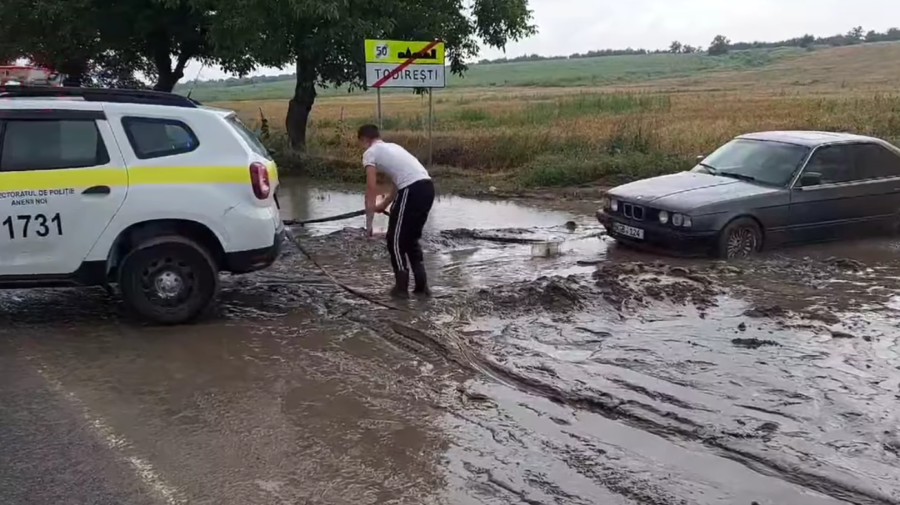 VIDEO A rămas „îngropat” în nămol! Momentul în care o patrulă a poliției scoate un BMW la Anenii Noi