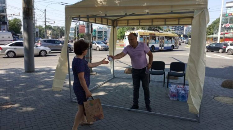 FOTO Corturi anticaniculă, instalate în zonele aglomerate din Capitală. Cetățenii pot solicita ajutor și bea apă