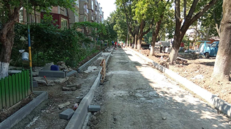 FOTO Mai multe curți de bloc din Capitală, în proces de reabilitare. Ce lucrări sunt desfășurate