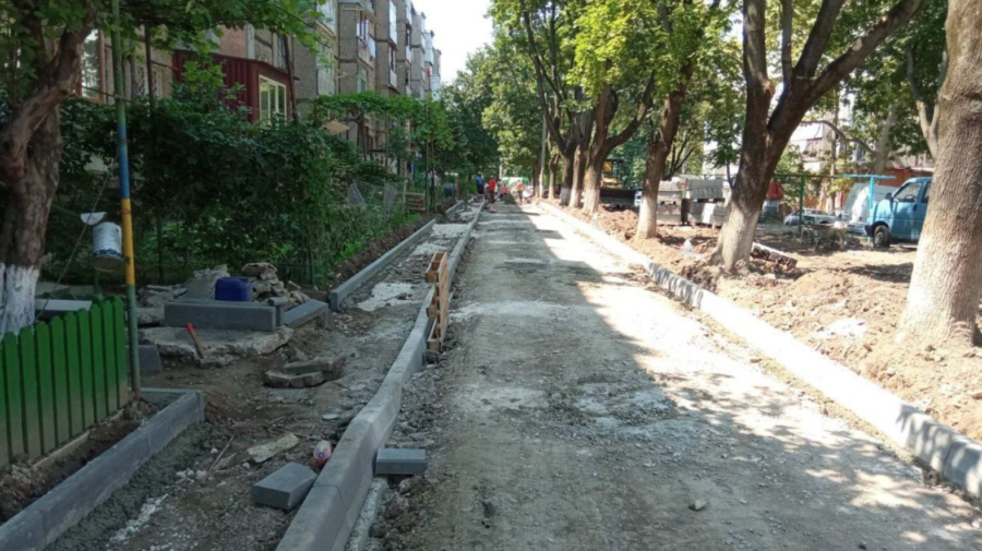 FOTO Mai multe curți de bloc din Capitală, în proces de reabilitare. Ce lucrări sunt desfășurate