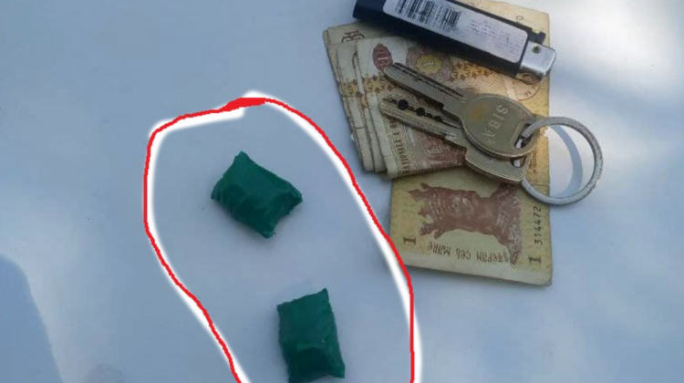FOTO „Se comporta ciudat”. Tânăr din Capitală, depistat cu droguri asupra lui