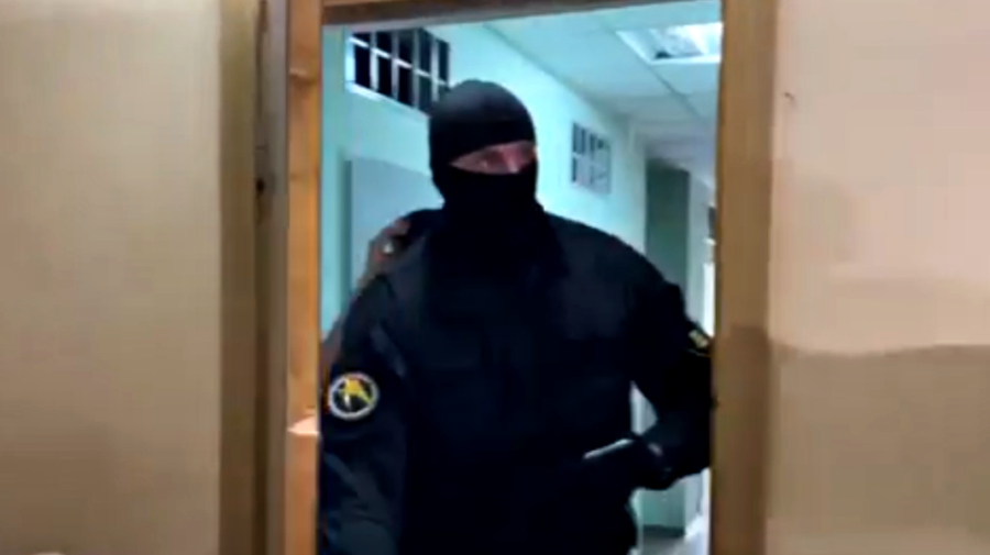 VIDEO? Tocmai a tresărit! Un mascat s-a speriat de jurnaliști la ședința privind arestul lui Damir. Se râde în hohote!