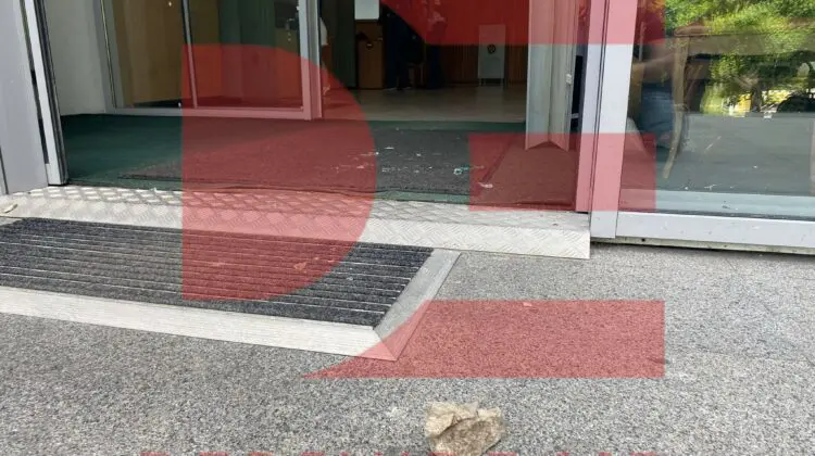 VIDEO Geamurile de la intrarea în clădirea Guvernului, sparte! Făptașul vrea la pușcărie pentru că nu are unde locui