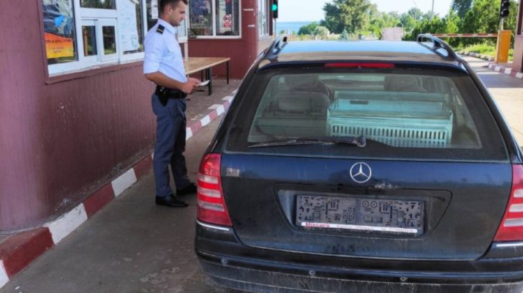 Automobil cu „probleme” descoperit de polițiștii de frontieră. Șoferul, bărbat în vârstă de 52 de ani