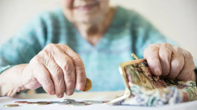 Bani.md: De la 1 iulie 2021, vârsta de pensionare pentru femei, mai mare