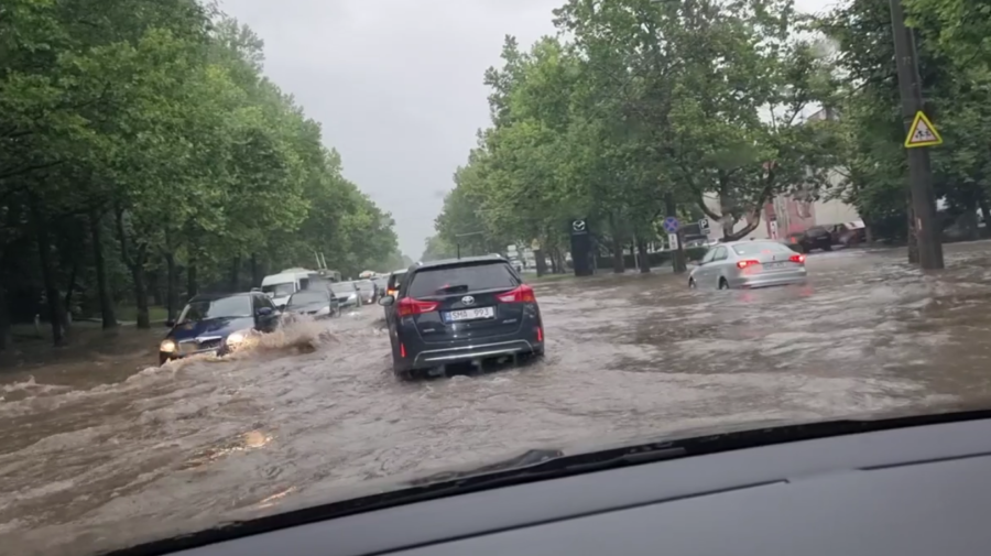 VIDEO S-a spart cerul peste Chișinău! Mașinile circulă bară la bară, iar străzile din oraș sunt inundate