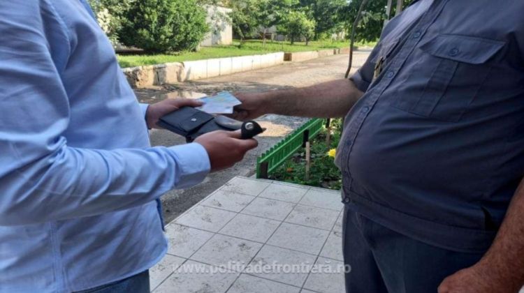 Câte 100 de EURO pentru fiecare? Conațional, depistat cu DOUĂ acte false la frontiera română