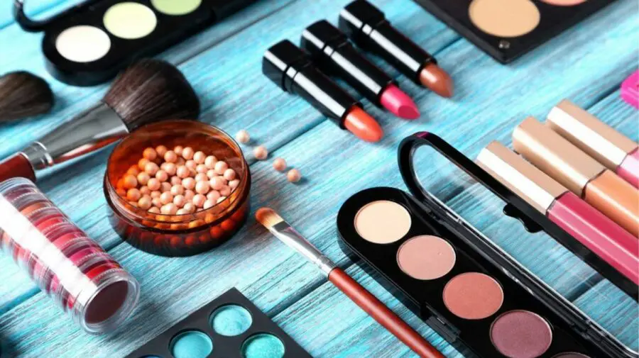 Cum să alegi produsele cosmetice pe timp de CANICULĂ? Sfaturi prețioase de la specialiști