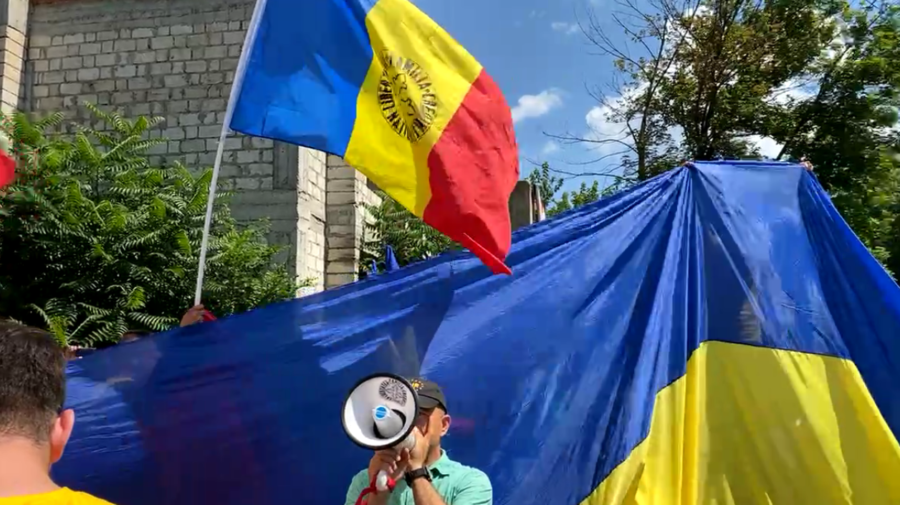 VIDEO AUR vs PSRM! E haos la sediul socialiștilor, acolo unde are loc un contraprotest