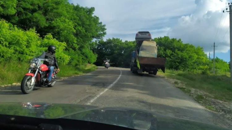 FOTO O rablă duce alte două rable! Imagini HALUCINANTE în raionul Călărași. A atras toate privirile