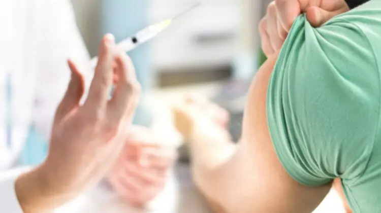 Record de programări la vaccinare în Franța, după ce președintele a amenințat cu restricții pe cei care nu-s imunizați