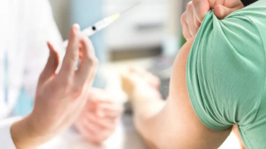 Record de programări la vaccinare în Franța, după ce președintele a amenințat cu restricții pe cei care nu-s imunizați