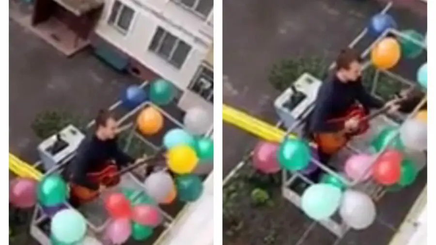 VIDEO Emoționant! Momentul în care un tânăr îi cântă iubitei sale la chitară, urcat cu autoscara.Video a devenit VIRAL