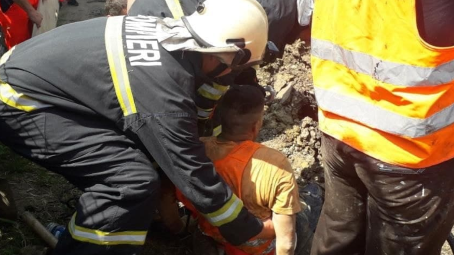 FOTO La un PAS de moarte pe ȘANTIER. S-a ales cu FRACTURI la picioare după ce un mal s-a surpat peste el