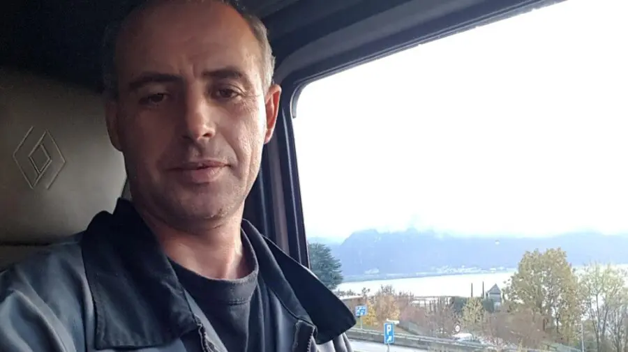 Un șofer român de TIR se oferă să ajute „frații moldoveni” să ajungă la o secție de votare din Franța