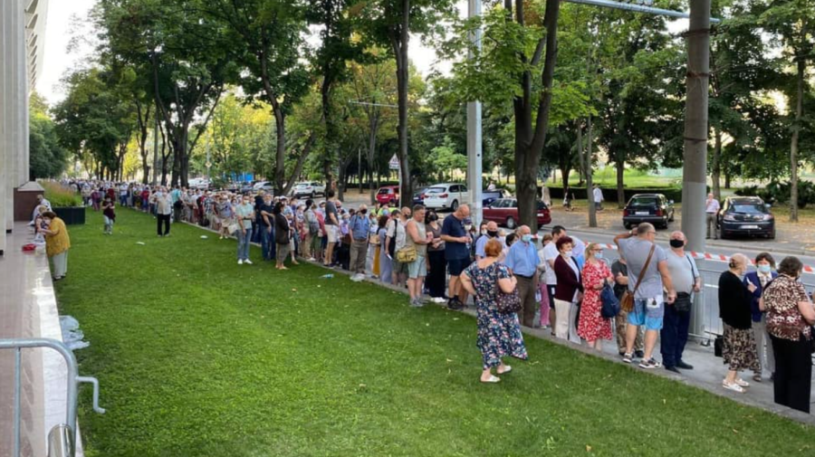 FOTO Cozi cu noaptea-n cap! Peste 3 000 de moldoveni au fost deja imunizați complet cu Sputnik V