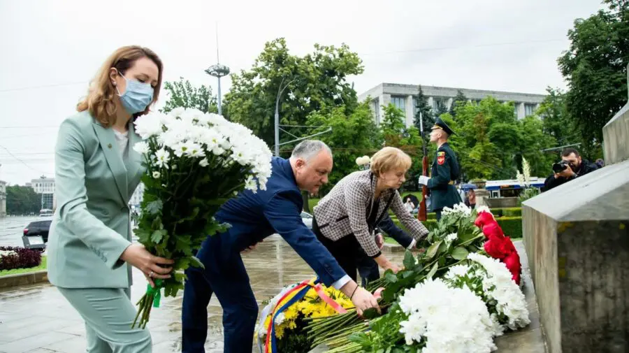 VIDEO Sandu, Greceanîi şi Dodon, cu flori în faţa monumentului lui Ştefan cel Mare şi Sfânt