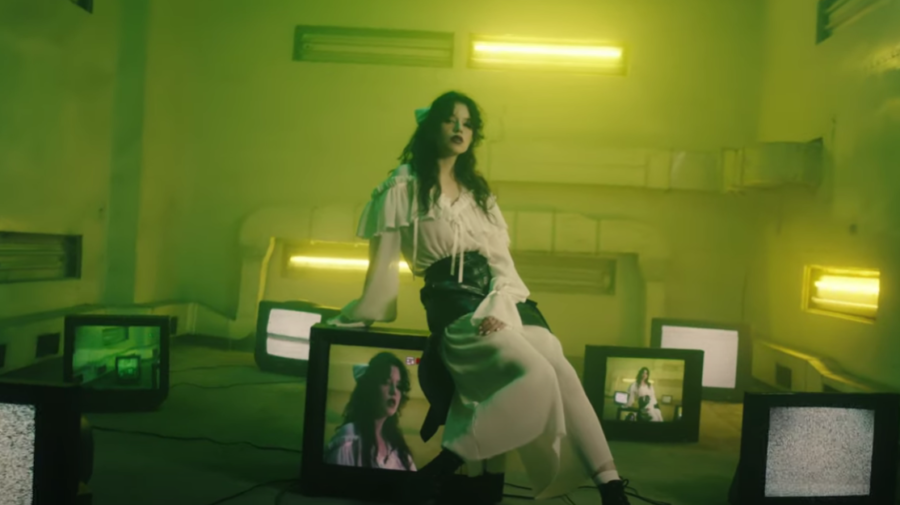 VIDEO „Nu mă mai ascund, fură-mi un sărut”! Cleopatra Stratan, enigmatică și senzuală în noul său videoclip