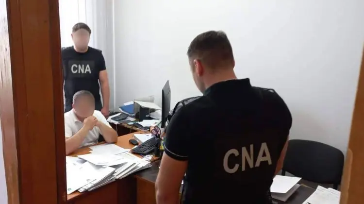 Pe urme fierbinți! Consilier de probațiune din Ocnița – reținut de ofițerii CNA în timp ce lua mită