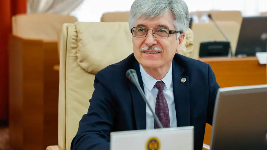 Ministerul Finanțelor: Peste 870 de angajați care au avut COVID-19 la serviciu vor primi indemnizația de 16 mii de lei