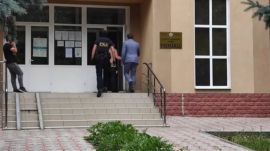VIDEO Roadele perchezițiilor de la Primăria Codru: Șapte persoane au fost reținute pentru acte de corupție