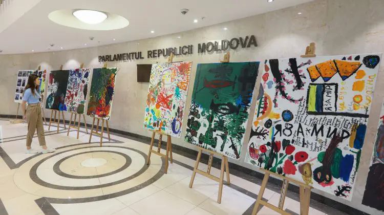 FOTO Deputații, îndemnați de Igor Grosu „să întoarcă buzunarele” pentru a face donații în cadrul unei expoziții