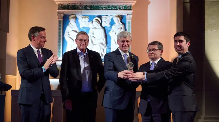Grosu nu-i în țară. A mers la Berlin să ridice un premiu, fiind însoțit de Mihai Popșoi. Se vor întâlni și cu diaspora