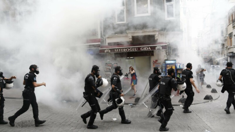 VIDEO Peste 200 de persoane au fost arestate la marșul LGBT din Istanbul. Poliția s-a dezlănțuit chiar înainte de marș