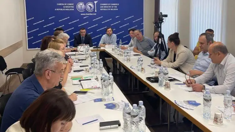 VIDEO În rol de „ucenici”. Cu pixul în mână deputații și-au notat cerințele celor 60 de antreprenori afectați de criză
