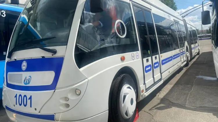 VIDEO Cândva pe străzile Italiei, acum pe cele din Chișinău. Troleibuzul de 18 m, procurat de la italieni, pus în rulaj