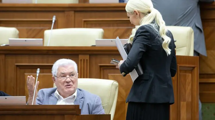 FOTOGRAFIA zilei. Voronin o învață pe Tauber cum să țină mâinile când îi vor pune cătușele?! Alaiba a prins momentul