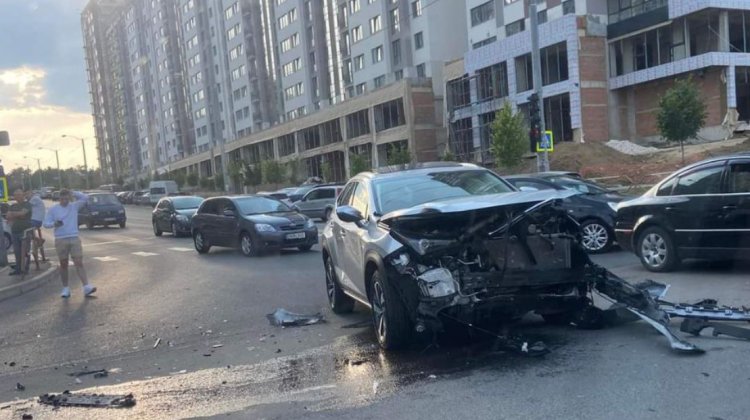 FOTO, VIDEO O mașină a fost „aruncată” de pe traseu în sectorul Ciocana. Imagini după accidentul violent