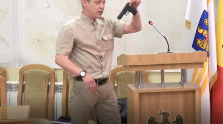 STOP CADRU Ca-n Vestul Sălbatic! Momentul în care un activist civic scoate pistolul în cadrul ședinței CMC