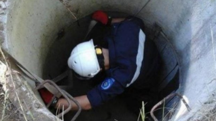 VIDEO Era în stare de inconștiență! Momentul în care un bărbat este salvat dintr-o gură de canalizare