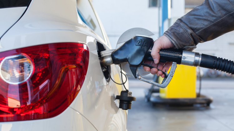 Motorina se scumpește, iar benzina se ieftinește. Cât vor costa miercuri carburanții