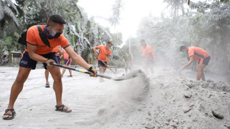 VIDEO Imagini uluitoare din Filipine. Erupția unui vulcan a umplut de fum și cenușă un oraș întreg