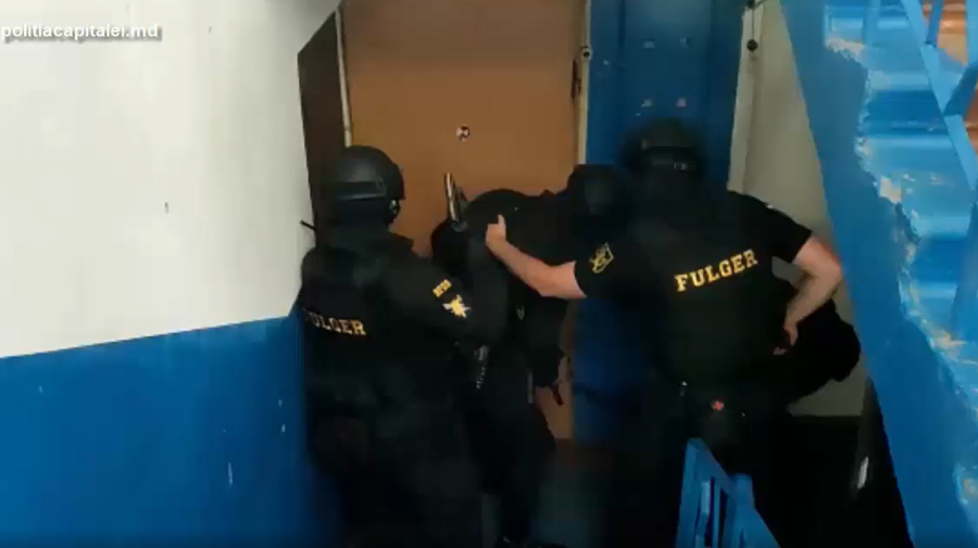 VIDEO A împușcat într-o ambulanță și s-a ascuns în casă. Momentul în care individul este reținut de polițiști