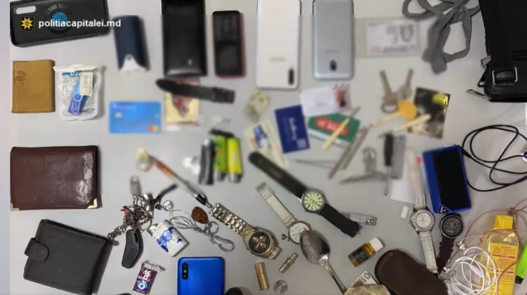 VIDEO Telefoane, ceasuri și bani – furate de un individ din Chișinău. A fost plasat în arest