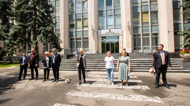 Flashmob cu cratițe în centrul capitalei, organizat de PCRM și Partidul „ȘOR”