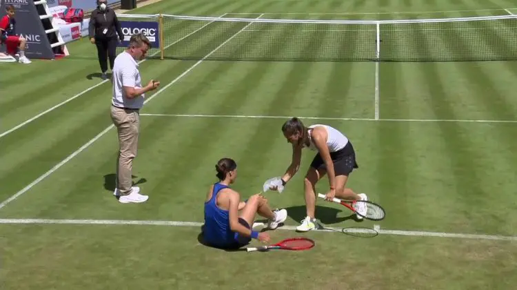VIDEO Gestul care face înconjurul lumii. O jucătoare de tenis din Rusia și-a ajutat adversara din Ucraina să se ridice