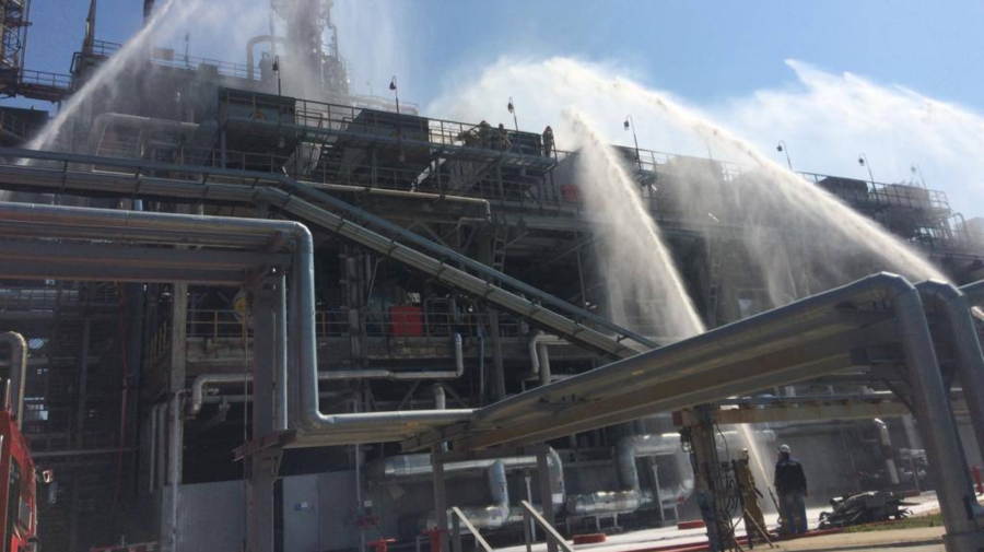 VIDEO Incendiu devastator la o rafinărie de petrol de la hotarul ruso-ucrainean. Focul ar fi fost provocat de o dronă